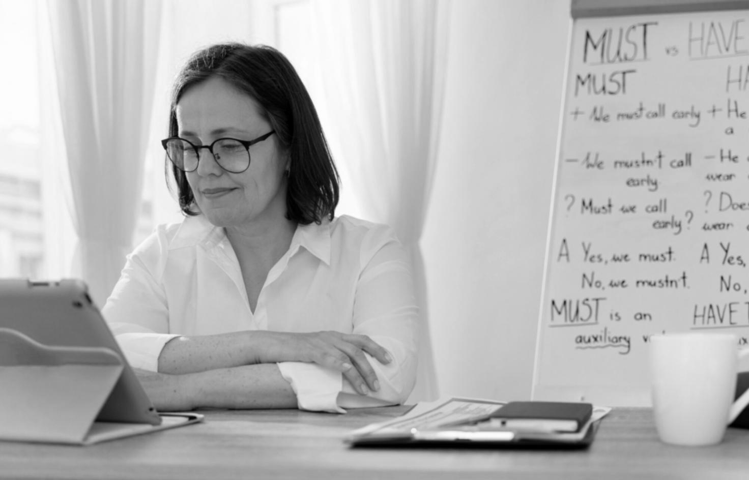 Personne analysant des graphiques financiers et planifiant son budget sur un ordinateur